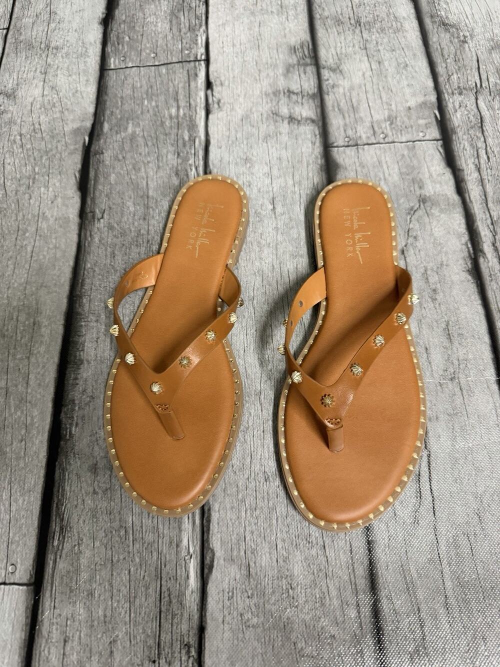 Women’s Nicole Miller New York Starky Tan Studded Thong Sandals 7.5 Gold Studs